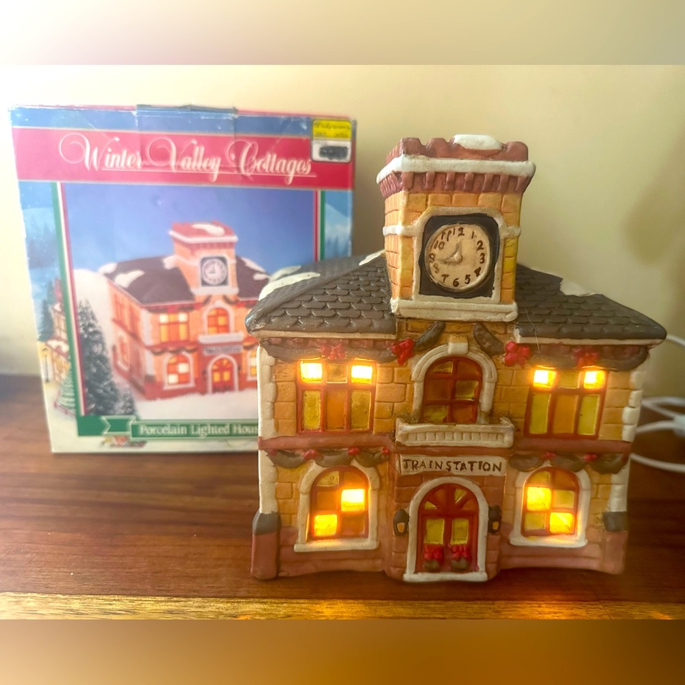 Winter Valley Cottages Christmas Village Lighted Train Station Porcelain In Box